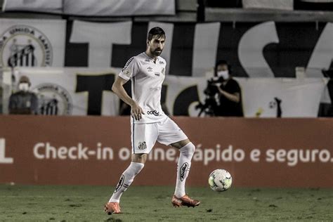 Luan Peres festeja permanência no Santos e vê clássico decisivo por