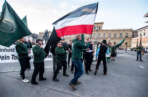 In Drei Bundesl Ndern Razzia Bei Mutma Lichen Rechtsextremisten