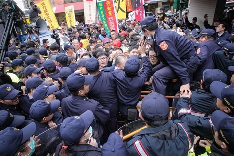 柯建銘遭勞團追打 警傳喚21人到案 上報 焦點