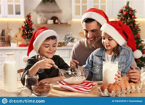 Padre Feliz Y Sus Hijos Haciendo La Masa Para Deliciosas Galletas De