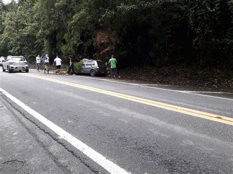 Queda De Barreira Atinge Carro Na Rodovia Rio Santos Em Ubatuba