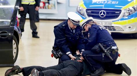 Polizei trainiert in früherem Baumarkt gefährliche Einsätze WELT