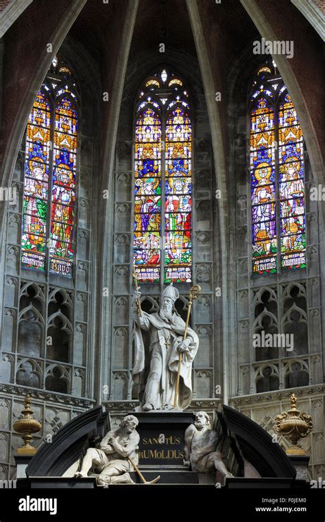 La Estatua De San Rumbold En La Catedral De San Rumbold Y Torre En