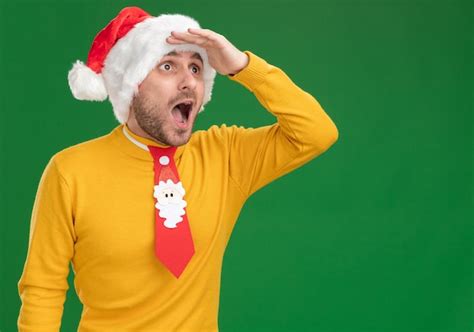 Impresionado Joven Cauc Sico Vistiendo Gorro De Navidad Y Corbata