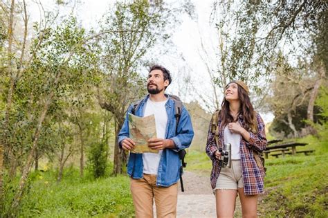 Jóvenes viajeros caminando en el bosque Foto Gratis