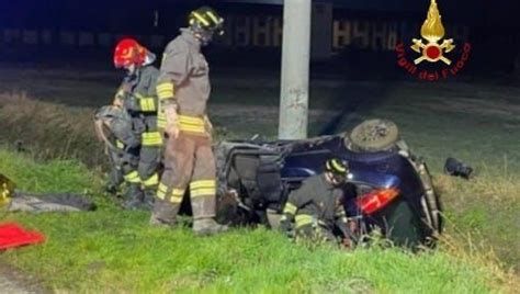 Auto Con Padre E Figlio A Bordo Si Schianta Contro Un Palo Perde La