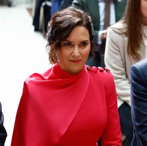 Isabel Díaz Ayuso arrasa con un vestido efecto capa Mujerhoy