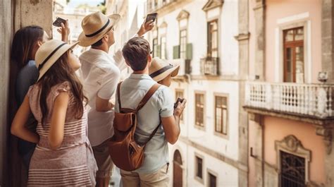 Un grupo de personas mirando un edificio en un balcón Foto Premium