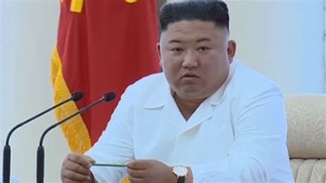 Kim Jong Un a apărut din nou în public păstrând distanța socială Cum