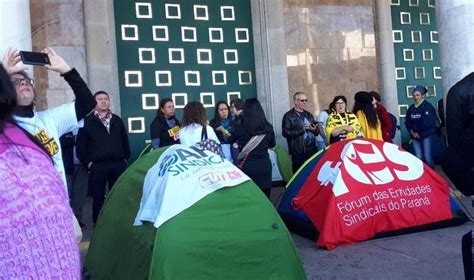 Servidores Montam Acampamento Em Frente Ao Pal Cio Igua U