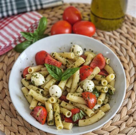 Pasta Alla Caprese Con Pomodorini Mozzarella E Basilico