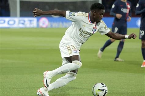 Olympique Lyonnais Ernest Nuamah A Un Touche En Angleterre