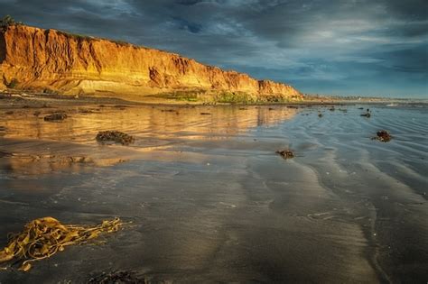 Acantilado Rocoso En La Orilla Del Mar Bajo Las Hermosas Nubes De