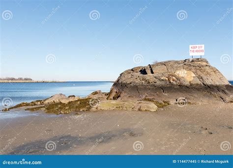 Spiaggia Scenica Long Island Sound Con Il Segnale Di Pericolo Immagine