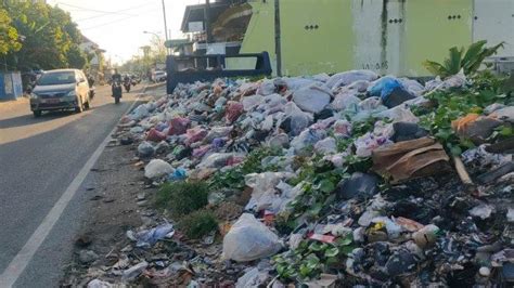 Kondisi Sampah Yang Menggunung Di Jalan Raya Nasional Sampang