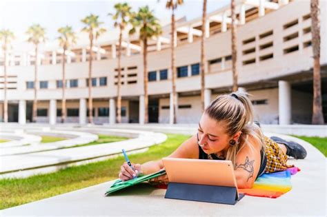 Regreso A La Escuela Estudiante Moderno Con Estudios De Tatuajes Sobre