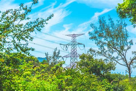 Menara Tegangan Tinggi Listrik Dengan Saluran Listrik Terhadap Langit