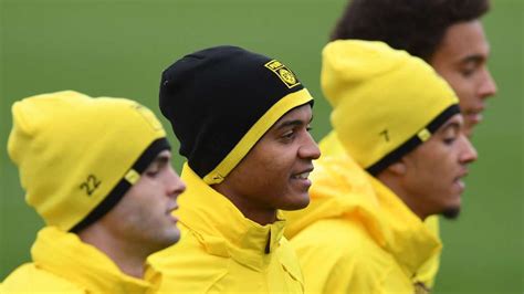 Dortmunder Langzeitausfall Manuel Akanji Trainiert Schon Wieder Mit Dem