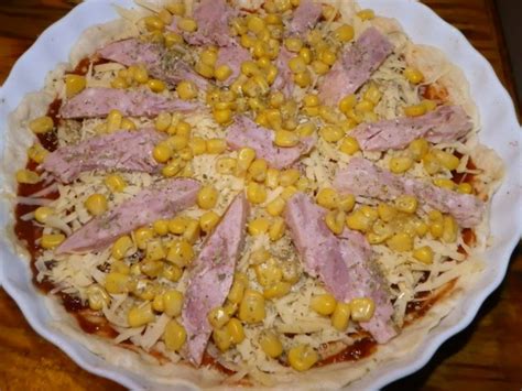 Przepis Pizza Z Szynk Serem I Kukurydz Przepis Gotujmy Pl