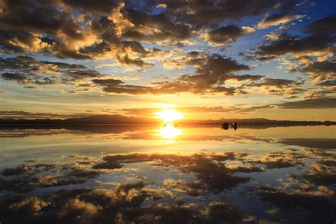 天地がひとつになるボリビア・ウユニ塩湖の絶景に、大自然の偉大さを実感。 塩湖 ボリビア ウユニ