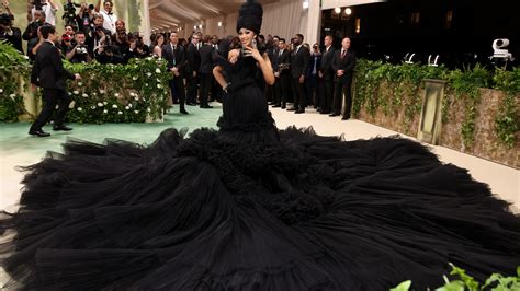 Met Gala Tous Les Looks De Stars Du Tapis Rouge Vogue France