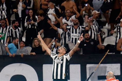 Em Grande Jogo Botafogo Vence Palmeiras E Dispara Na Lideran A Do