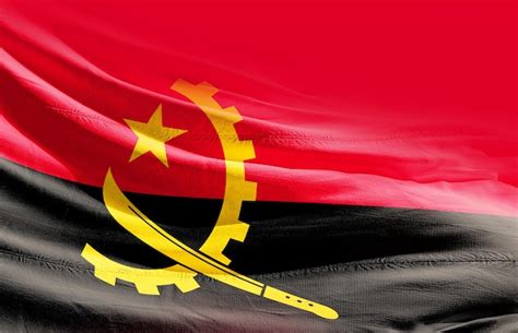 Bandeira Nacional De Angola Acenando Em Fundo Vermelho Foto Premium