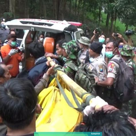 Foto Menggotong Jenazah Thoriq Dari Bukit Piramid Kumparan