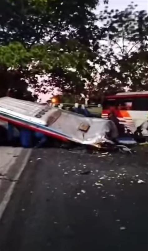 Kecelakaan Maut Adu Banteng Bus Sugeng Rahayu Dan Bus Eka Di Ngawi