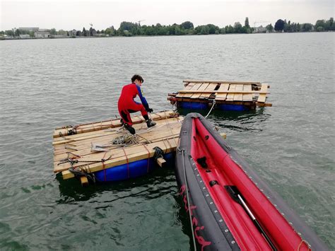 Friedrichshafen Schüler geraten mit Floß auf Bodensee in Seenot