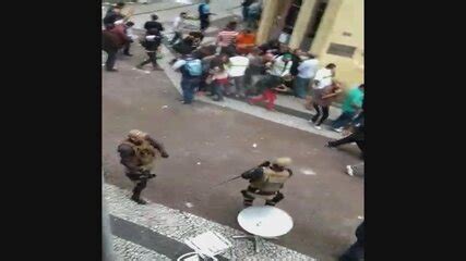 Manifestantes E Pol Cia Entram Em Confronto Em Frente C Mara De