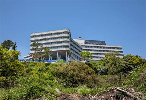 cliff hotel jeju shows harmony  natural landscape