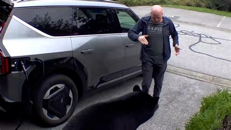 Un Homme Se Retrouve Face Face Avec Un Ours Noir En Entrant Dans Son