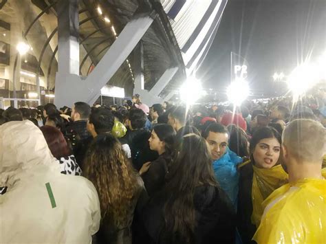 Bad Bunny En Monterrey Fans Hacen Largas Filas Para Entrar Telediario México