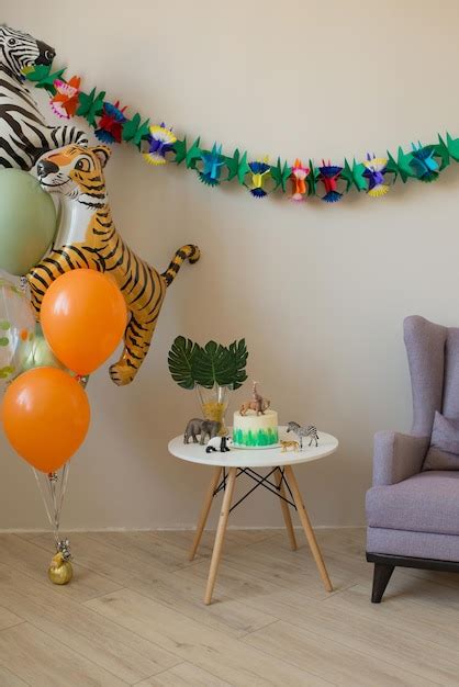 Habitación infantil decorada en honor al cumpleaños estilo safari