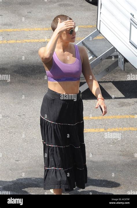 Actress Kate Hudson Shows Off Her Amazing Abs In A Sports Bra And Shorts While Filming Scenes