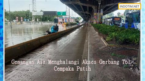 Genangan Air Menghalangi Akses Gerbang Tol Cempaka Putih