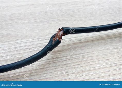 Cord N El Ctrico Negro Da Ado En Fondo De Madera Del Piso Cable