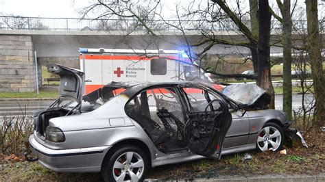 Fotos Mannheim Rheinau Unfall Auf B Bwm Fahrer Kracht Gegen Baum