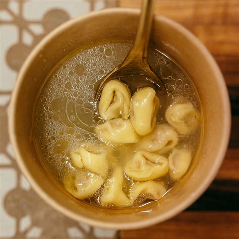 Tortellini In Brodo 1 Porzione Oui In Cucina Cosaporto It