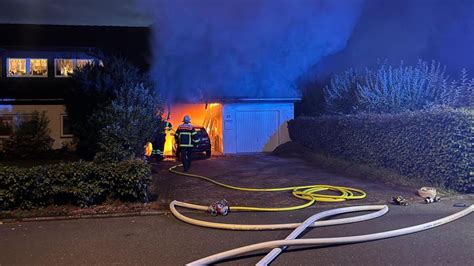 Feuerwehr Hamburg Carport Feuer In Jenfeld Droht Auf Haus Berzugreifen