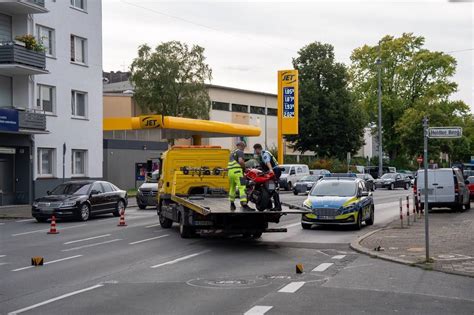 Unfall In Wuppertal Motorradfahrer Prallt Gegen Auto Und Wird Schwer