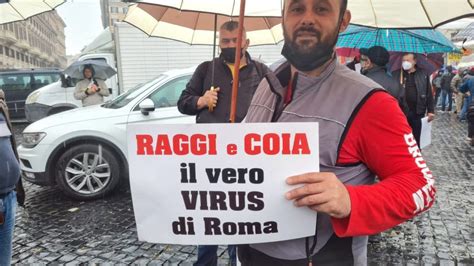 Ambulanti In Protesta Bloccano Raccordo E Piazza Della Repubblica