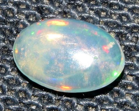 Äthiopischer Feueropal natürlich Edelsteine Oval uni 0 25Cts 4x6mm