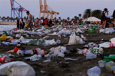 Toneladas De Basura Se Acumulan En La Playa Tras Celebrar La Noche De