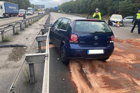 Auto In Leitplanke Verkeilt Vollsperrung Nach Unfall Auf A Bei Unna