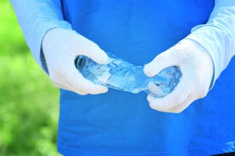 Joven Recogiendo Basura Concepto De Voluntariado Foto Premium