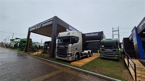 Scania expõe primeiro caminhão 100 movido a biodiesel na tração 6x2