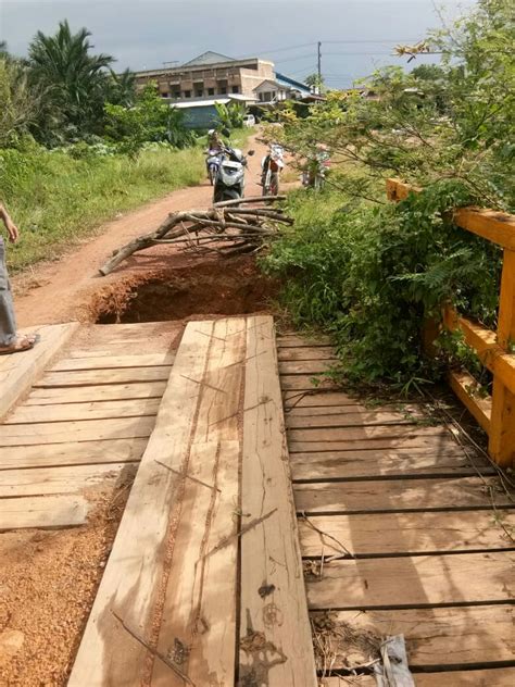 Longsor Rusak Jembatan Kayu Ancam Putus Akses Warga Kace Timur KUPAS