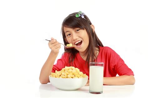 Petite fille prenant son petit déjeuner Photo Premium